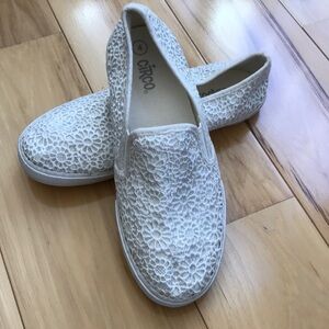 Eyelet lace slip one. Guc.
